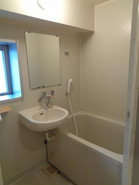 コンフォートリセの浴室|窓がある浴室です。