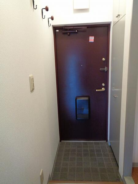 コンフォートリセの玄関|下駄箱もある玄関です。