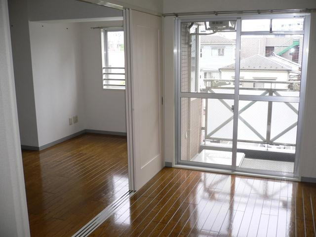 コンフォートリセの居間・リビング|日当り良好で明るい居間と洋室