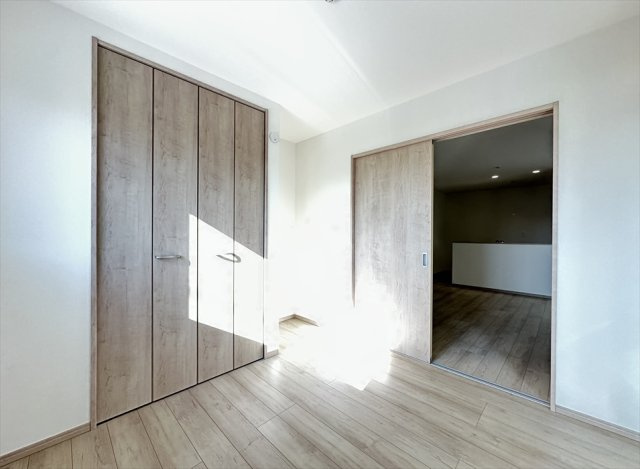 【洋室】 | 新座市大和田5丁目　新築一戸建住宅　全3棟　(志木本店) | リビングと続き間になってる洋室を開放すると17.5帖の大空間になります。
ドアを開けておけばキッチンからも見えるのでキッズルームとしてもおすすめです。