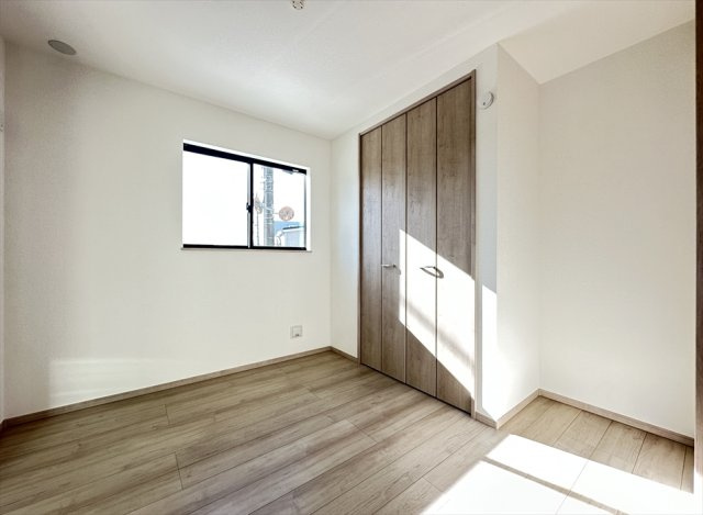 【洋室】 | 新座市大和田5丁目　新築一戸建住宅　全3棟　(志木本店) | 1階洋室／2面採光でやさしい陽射しが入ります。