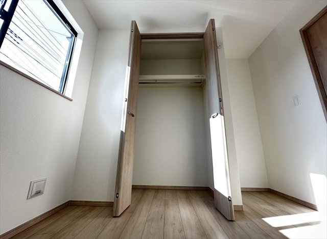 【収納】 | 新座市大和田5丁目　新築一戸建住宅　全3棟　(志木本店) | 家族みんなのコート類などもまとめて保管できるハンガーパイプ付のクローゼット。
ティッシュ類や紙おむつなど嵩張る日用品の保管にも便利です。