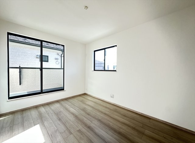 【洋室】 | 新座市大和田5丁目　新築一戸建住宅　全3棟　(志木本店) | 洋室6帖／バルコニーに面した開放的な住空間。