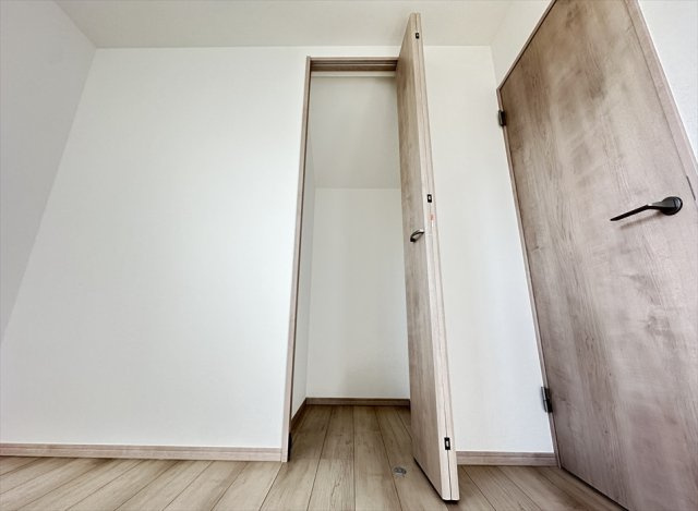 【収納】 | 新座市大和田5丁目　新築一戸建住宅　全3棟　(志木本店) | 枕棚がないため、天井近くまで空間を自由に使えます。