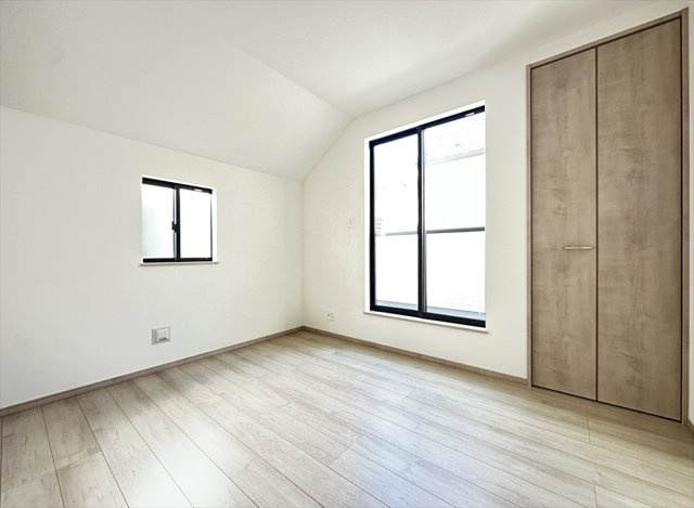 【洋室】 | 新座市大和田5丁目　新築一戸建住宅　全3棟　(志木本店) | バルコニーに面した洋室(5.2帖)