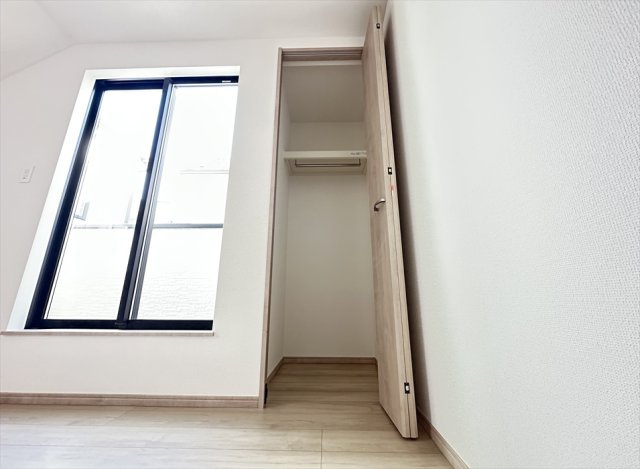 【収納】 | 新座市大和田5丁目　新築一戸建住宅　全3棟　(志木本店) | ハンガーパイプ付なので取り込んだ洗濯物もそのまま収納できます。
