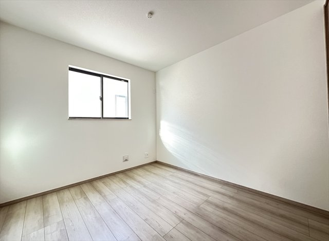 【洋室】 | 新座市大和田5丁目　新築一戸建住宅　全3棟　(志木本店) | 洋室5.2帖／家具のレイアウトも自由に決められる腰高窓。