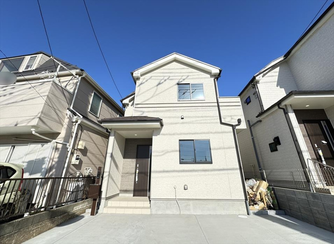【外観】 | 新座市大和田5丁目　新築一戸建住宅　全3棟　(志木本店) | 販売現地／2025年1月30日撮影　
「新座」駅徒歩15分に立地するZEH水準の省エネ住宅！
完成済みのため、いつでも内覧可能です！