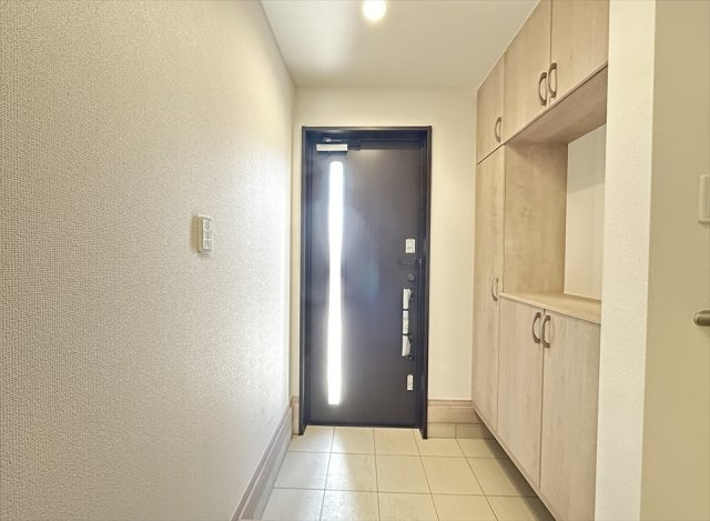 【玄関】 | 新座市大和田5丁目　新築一戸建住宅　全3棟　(志木本店) | 収納力豊富な大型シューズボックス
