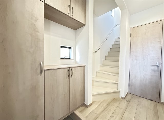 【玄関】 | 新座市大和田5丁目　新築一戸建住宅　全3棟　(志木本店) | 小窓があるので換気もできます。