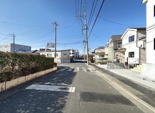【前面道路含む現地写真】 | 新座市大和田5丁目　新築一戸建住宅　全3棟　(志木本店) | 前面道路はゆとりのある6.5ｍ公道。お車の出し入れもスムーズです。
