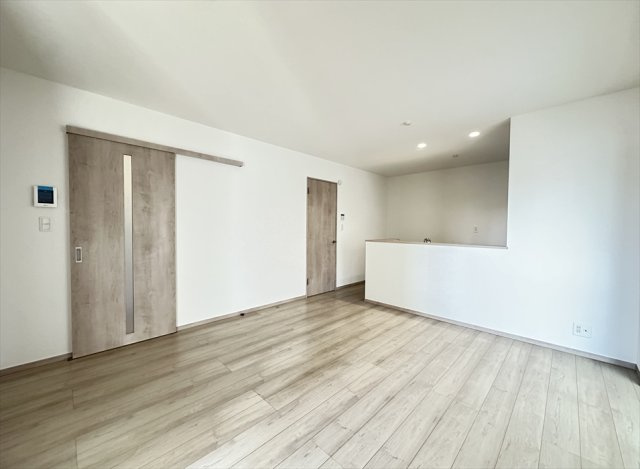 【居間・リビング】 | 新座市大和田5丁目　新築一戸建住宅　全3棟　(志木本店) | 南東向きのリビング。水回りが集中してるので家事動線も良好です。