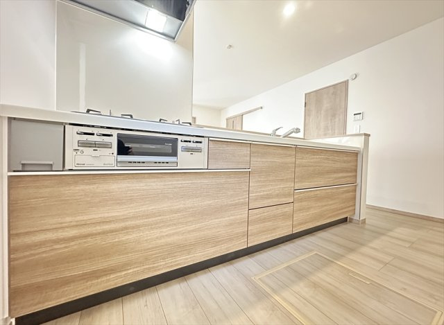 【キッチン】 | 新座市大和田5丁目　新築一戸建住宅　全3棟　(志木本店) | 家事をしながらリビング全体を見渡せる対面キッチン。お料理中もお子様の様子を見守れます。