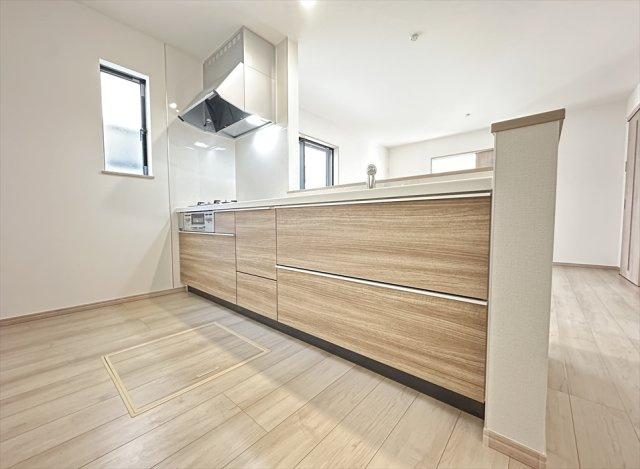 【キッチン】 | 新座市大和田5丁目　新築一戸建住宅　全3棟　(志木本店) | 奥に入ってる物もサッと取り出しやすいスライド収納は奥まで一目で確認できるので調味料などの在庫管理にも便利です。