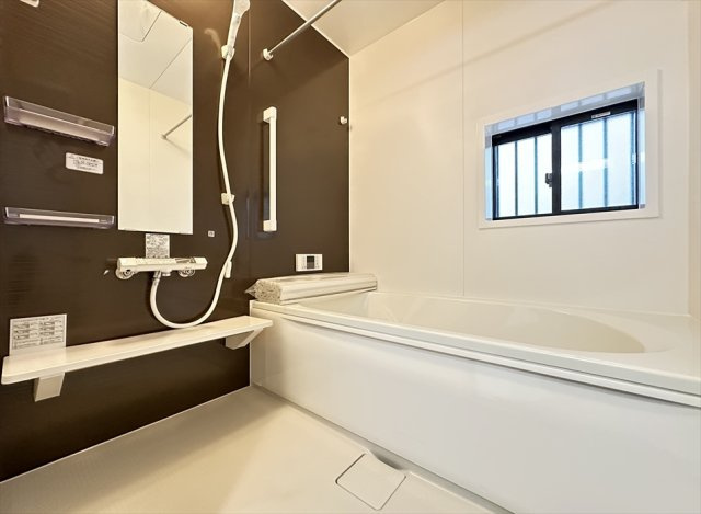 【浴室】 | 新座市大和田5丁目　新築一戸建住宅　全3棟　(志木本店) | ゆとりのある広々一坪タイプのバスルーム。浴室乾燥機が付いているので雨の日はもちろん、花粉症の方も安心して洗濯物が干せますよ。浴室内のカビの発生も防げるので衛生面でも安心です。