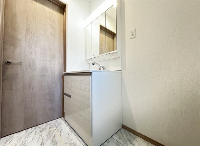 【独立洗面台】 | 新座市大和田5丁目　新築一戸建住宅　全3棟　(志木本店) | 三面鏡洗面化粧台は収納部分を鏡が隠してくれますので、スキンケア用品を収納出来ます。シャワーヘッド付なのでお手入れもラクラクなのでキレイに保てます。