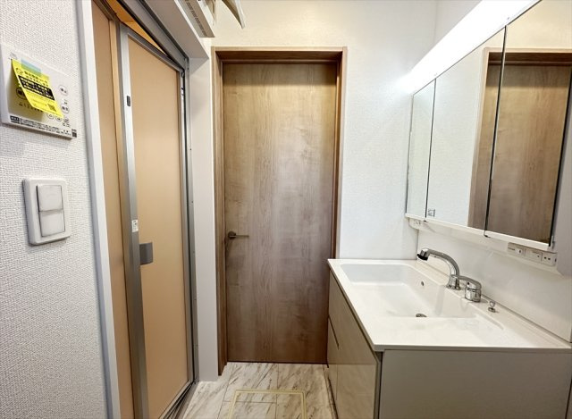 【脱衣所】 | 新座市大和田5丁目　新築一戸建住宅　全3棟　(志木本店) | 洗面脱衣所はリビングから直接出入りできるので育児動線も良好です。