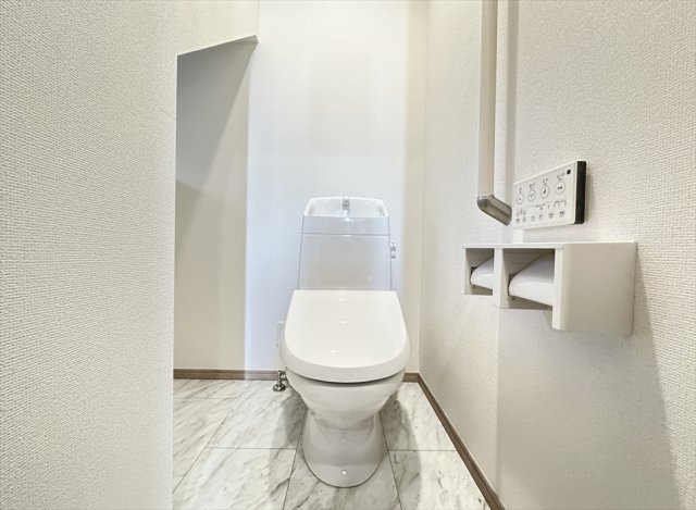 【トイレ】 | 新座市大和田5丁目　新築一戸建住宅　全3棟　(志木本店) | 1階トイレ／家族を感染症から守る温水洗浄便座を完備。1階トイレには妊婦さんにも便利な手すりを設置済みです。