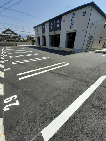 ヴィラ・サンパティークの駐車場