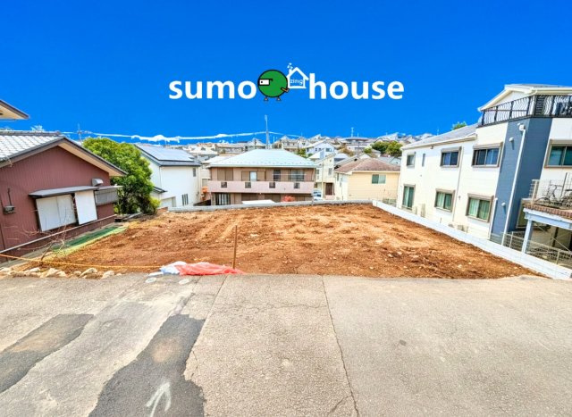 新築デザイナーズ分譲住宅全3棟　駅チカ大型4LDK！利便性と居住性両方叶える新生活♪の前面道路含む現地写真|東急東横線「妙蓮寺」駅徒歩10分、小学校まで徒歩5分と子育て環境も良好です 。全棟7680万円で、パントリーや19帖超の広々LDKなど棟ごとに異なる魅力が満載 。