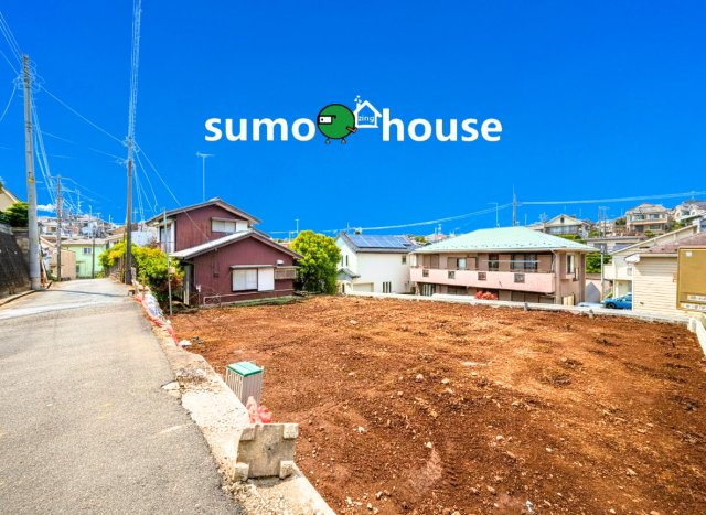 新築デザイナーズ分譲住宅全3棟　駅チカ大型4LDK！利便性と居住性両方叶える新生活♪の前面道路含む現地写真|話題の「乾太くん」も設置可能で、24時間駆け付けサービスなど安心のアフターケアも充実 。3台並んだ最新の3棟現場で、新しい生活を始めませんか。