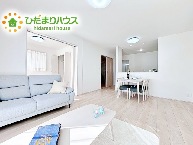 【居間・リビング】 | ひたちなか市牛久保2丁目1410番　新築戸建　B号棟 | 大きな窓から差し込む光でいっぱいのリビング　休日もつい家にいる時間が長くなりそうです