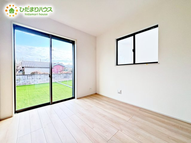 【洋室】 | ひたちなか市牛久保2丁目1410番　新築戸建　B号棟 | 小さなお子さまのいる方におすすめ！リビング横の洋室でお子様が遊んでる様子も確認できます(^^)/