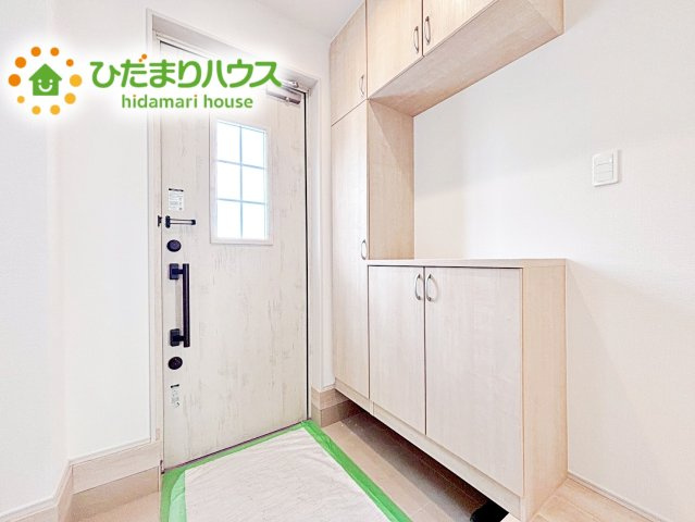 【玄関】 | ひたちなか市牛久保2丁目1410番　新築戸建　B号棟 | 靴で溢れかえっていた玄関も、大きなシューズボックスでスッキリ解決！玄関は「その家の顔」とお考えの方にオススメの広さです。
