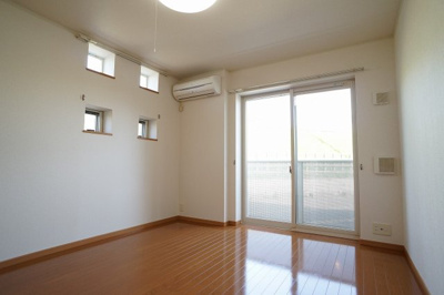 【居間・リビング】 | ミーテ・カーサⅡ | こちらの居間で趣味の時間をお楽しみください