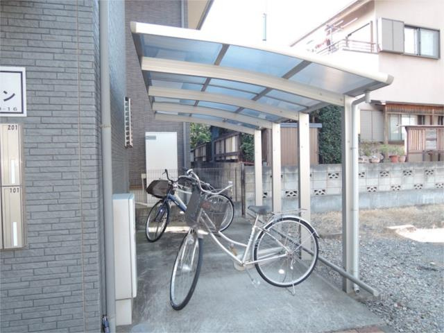 川崎市多摩区菅１丁目のアパートのその他共用部分|屋根付きの駐輪場
