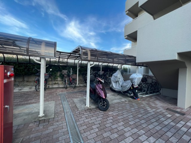 ジュリオ東野の駐車場