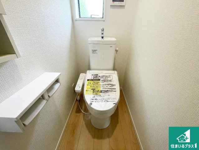 木津川市木津清水　第32期　新築一戸建てのトイレ|1・2階の2ヶ所にあるので、朝の忙しい時間の順番待ちもなく、深夜の利用にも大変便利です。