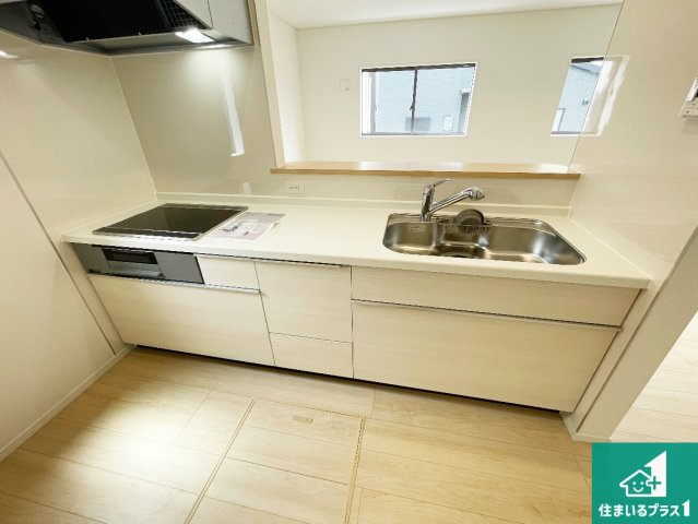 木津川市木津清水　第32期　新築一戸建てのキッチン|子供を見守りながらお料理が出来るため家族のコミュニケーションか増えます♪スペースが広く確保されている為お子様が大きくなったときは一緒に料理を楽しめます♪
