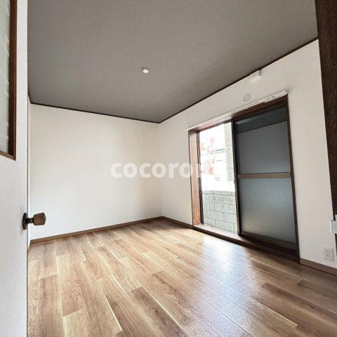 三井南車庫付戸建ての洋室