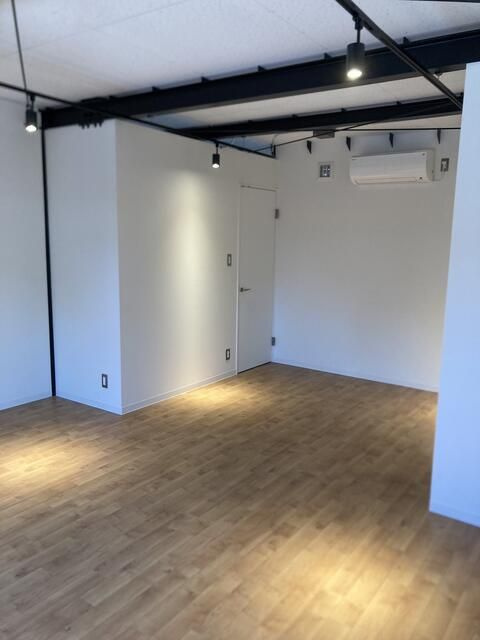 滝井西町ガレージハウスの居間・リビング