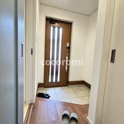 長尾東町2丁目貸家の玄関