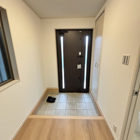 薪里ノ内戸建ての玄関