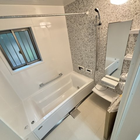 薪里ノ内戸建ての浴室