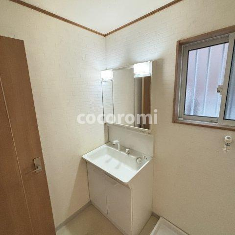 薪堀切谷戸建ての洗面所