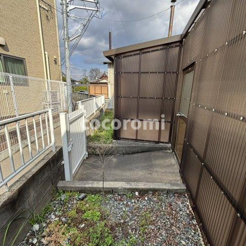 城陽市寺田北東西戸建の庭
