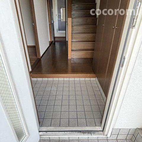 上野１丁目貸家の玄関