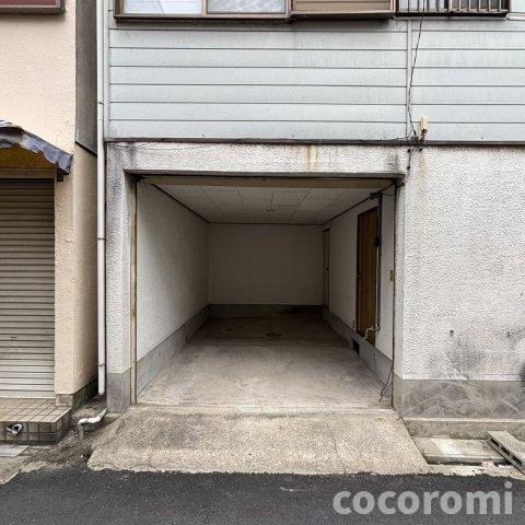 石原町車庫付き貸家の駐車場