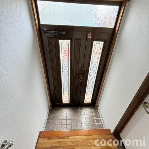 石原町車庫付き貸家の玄関
