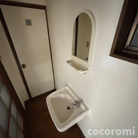 石原町車庫付き貸家の洗面所