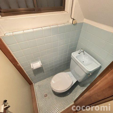 石原町車庫付き貸家のトイレ