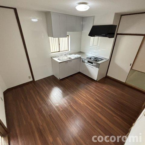 石原町車庫付き貸家の居間・リビング