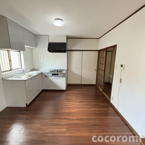 石原町車庫付き貸家の居間・リビング