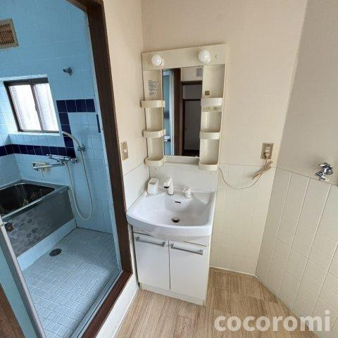 石原町車庫付き貸家の洗面所