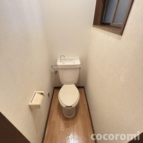 石原町車庫付き貸家のトイレ