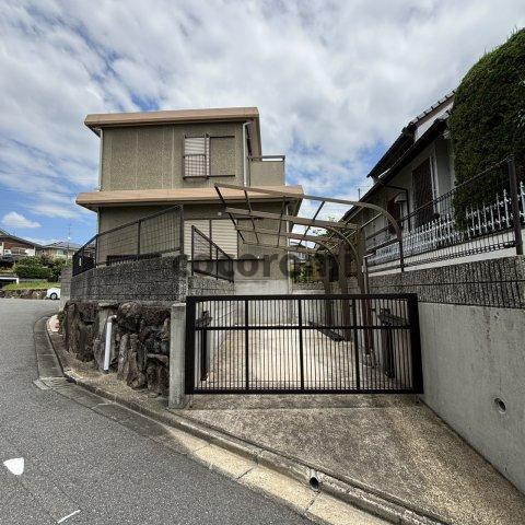 東香里南町貸家の駐車場